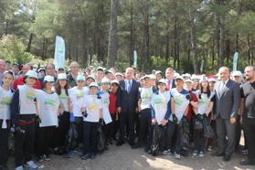 İzmir'de öğrenciler yangınların önüne geçmek için ormanı pırıl pırıl yaptı