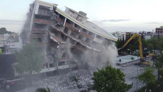 Adıyaman'da ağır hasarlı binaların yıkımı sürüyor