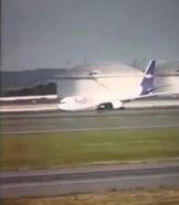 İstanbul Havalimanı'nda uçak gövdesi üstü indi! Olay yerinden ilk görüntüler