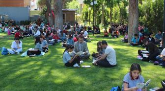 Alaşehir'de açık havada kitap okuma etkinliği düzenlendi