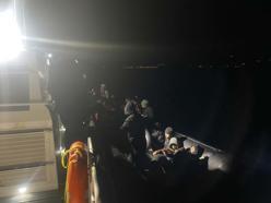 Çanakkale'de lastik bottaki 11’i çocuk 32 kaçak göçmen kurtarıldı