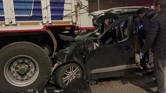 Bursa'da yolda duran TIR'a hafif ticari araç ok gibi saplandı: 1 ölü
