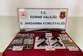 Edirne’de evde 4 tabanca ve mühimmat ele geçirildi