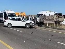 Diyarbakır’da otomobiller kafa kafaya çarpıştı: 4 yaralı