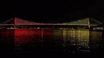 İstanbul'da köprüler sarı-kırmızı renklerle ışıklandırıldı