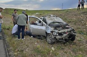 Bingöl’de yol kenarına devrilen otomobilin sürücüsü yaralandı