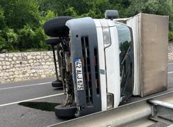 Bursa’da kontrolden çıkarak devrilen kamyonetteki 3 kişi yaralandı