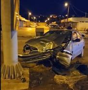Amasya’da otomobil aydınlatma direğine çarptı:2 yaralı