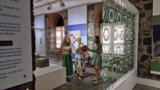 Diyarbakır İçkale Müze Kompleksi’ne gelen 90 bininci ziyaretçi, çiçekle karşılandı