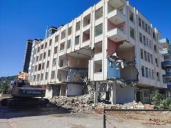 Kozan'da orta hasarlı binanın yıkımına başlandı