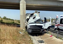 TEM'de köprünün beton ayağına çarpan kamyonetin sürücüsü yaralandı