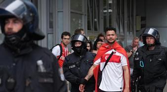 Almanya polisinden skandal hareket! 'Toplu yürümeyin' uyarısı sonrası gözaltı