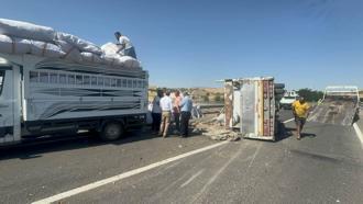 Diyarbakır’da otomobille çarpışarak devrilen kamyonetteki tütünler yola saçıldı