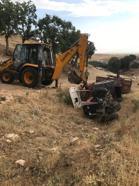 Hazro’da şarampole devrilen araçları, belediye ekipleri kurtardı