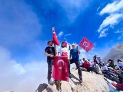 Dağcılar, 15 Temmuz'da Aladağlar'da 5 zirveye tırmandı