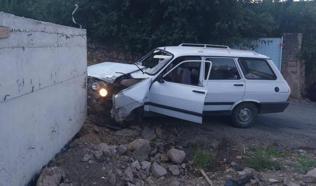 Gaziantep’te otomobil istinat duvarına çarptı:5 yaralı