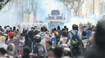 Venezuela’da halk sokağa indi