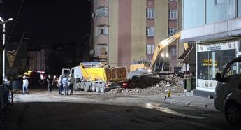 Pendik'te İETT otobüsünün çarptığı binanın yıkım çalışmaları tamamlandı