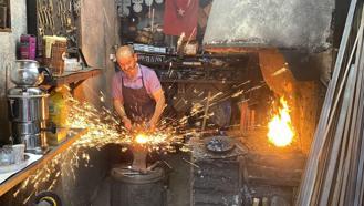 'UNESCO Çilingiri'nin yaptığı metal eşyalar, tarihi konakların kapılarını süslüyor