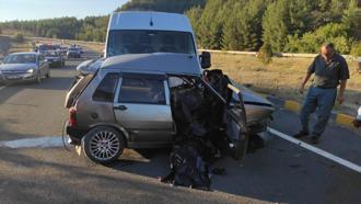 Minibüsle çarpışan otomobilin 80 yaşındaki sürücüsü öldü