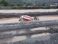 Artvin'de beton mikseri dereye düştü; sürücü son anda kurtuldu