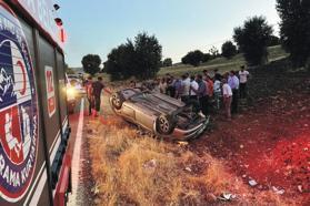 Adıyaman'da otomobil, tarlaya devrildi;  3 yaralı