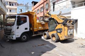 Komşular şikayet etti, çöp ev temizledi