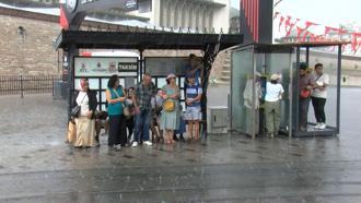 Taksim'de sağanak yağmur etkili oldu