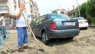 İstanbul - Bahçelievler'de yağışın ardından kum yol yayıldı, 2 otomobil mahsur kaldı