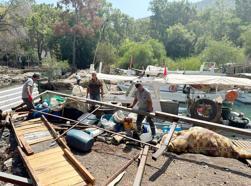 Kemer Balıkçı Barınağı'ndaki kaçak yapılar kaldırıldı