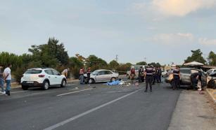 İzmir'de karşı şeride geçen otomobil, başka otomobile çarptı: 2 ölü, 3 yaralı