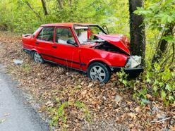 Ehliyetine el konulan sürücü, kullandığı otomobille ağaca çarptı: 2 yaralı