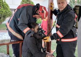 Alevlerin arasında mahsur kalan kızını kurtardı