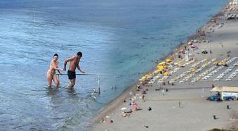 Yağmura rağmen denize akın ettiler! 'Tam tatil yapılacak zaman'