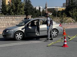 Eski eşini, 8 yaşındaki kızının gözü önünde tabancayla yaraladı