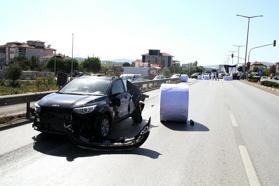 TIR'dan savrulan kağıt bobini otomobilin üzerine düştü