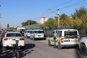 Yük treni çarptı; olay yerinde öldü