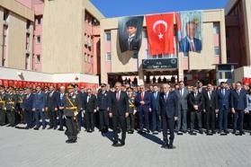 Mardin’de 29 Ekim Cumhuriyet Bayramı kutlamaları çelenk sunma töreniyle başladı