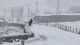 Ardahan'ın yüksek kesimlerinde kar yağışı ve tipi