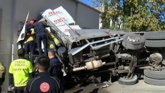 İstanbul- Kartal'da gaz beton yüklü kamyon 2 katlı binaya girdi: 1 yaralı