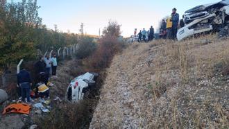 Adıyaman'da otomobil ile hafif ticari araç çarpıştı: 11 yaralı