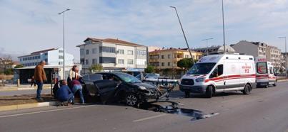 Refüjdeki aydınlatma direklerine çarpan otomobildeki 3 kişi yaralandı