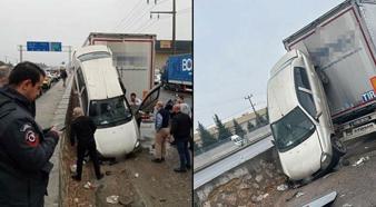 İlginç kaza! Bariyerleri aşan otomobil, TIR'ın dorsesine asılı kaldı