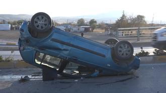 Elazığ’da takla atan otomobildeki 2 kişi yaralandı