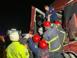 Manisa'da TIR, kamyona arkadan çarptı: 2 yaralı