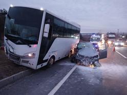 Takla atan otomobil, servis midibüsüyle çarpıştı: 1 ölü, 5 yaralı