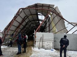 Çatıda biriken kar nedeniyle ahır çöktü, hayvanları kurtarmak için çalışma başlatıldı