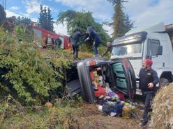 Salihli'de otomobil refüjü aşıp, yoldan çıkarak park halindeki kamyona çarptı: 1 yaralı