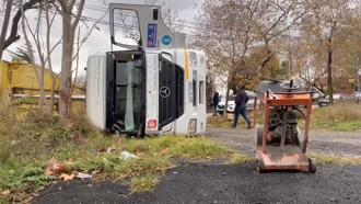 İstanbul - Beylikdüzü'nde yol çöktü, hafriyat kamyonu çukura düştü