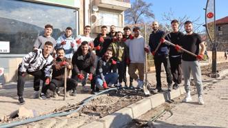 Futbolcular parke taşı döşeyerek antrenman yaptı